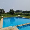 Poolen og lounge-området midt i Quinta de Lourosa. - Rejse-reportage: Vineventyr i Portugals Vinho Verde-region