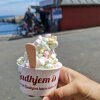 Heftig skumfidus-softice hos Gudhjem is! - Rejse-reportage: Mini-håndbog til en eventyrlig ø-ferie i Gudhjem på Bornholm
