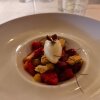 Nye, danske marinerede jordbær med kærnemælksis.  - Restaurant-anmeldelse: Restaurant Classique