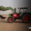Saudier gynger på skovlen af en kørende traktor - dagens underligste video