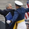 Chest Bump Bush - Verdens ledere er ikke bange for at spille brede på kamera