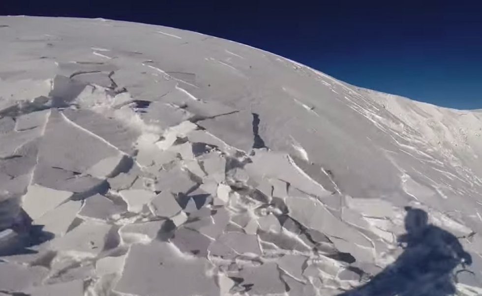 Snowboarder fanget i vanvittig lavine