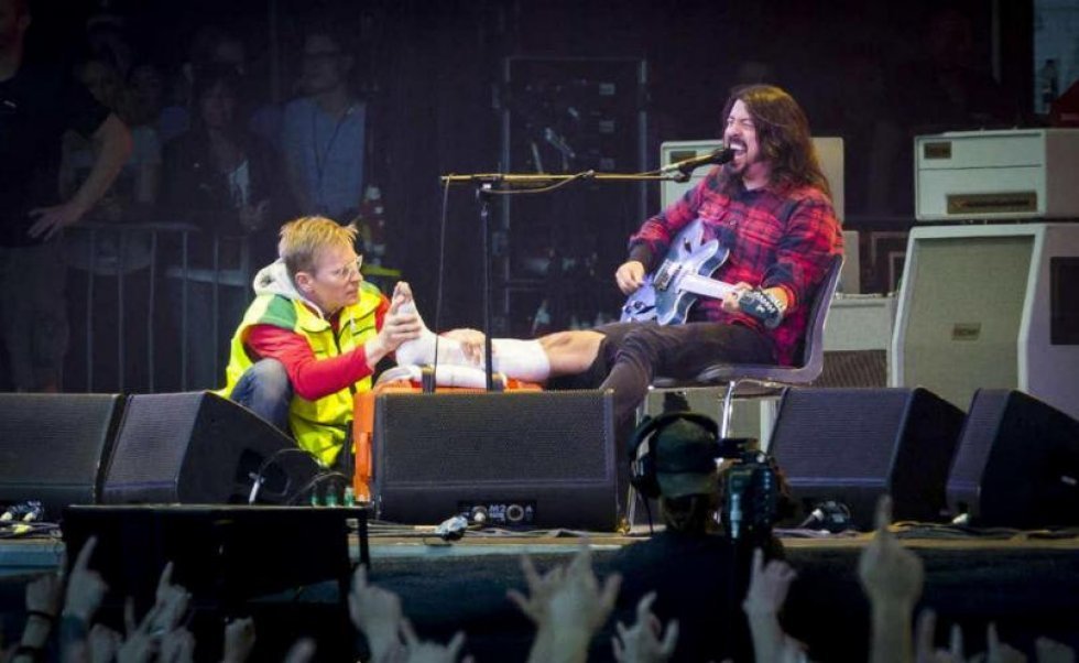Dave Grohl brækker benet, men færdiggør stadig Foo Fighters koncert i Sverige