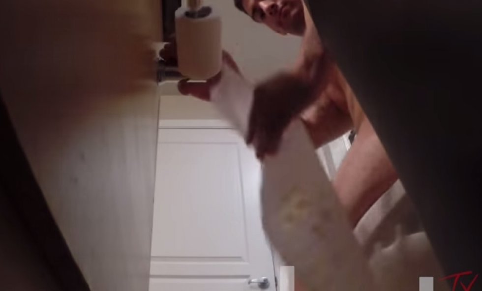 Ond prank: to dudes smører peberspray på tredje 'vens' toiletpapir