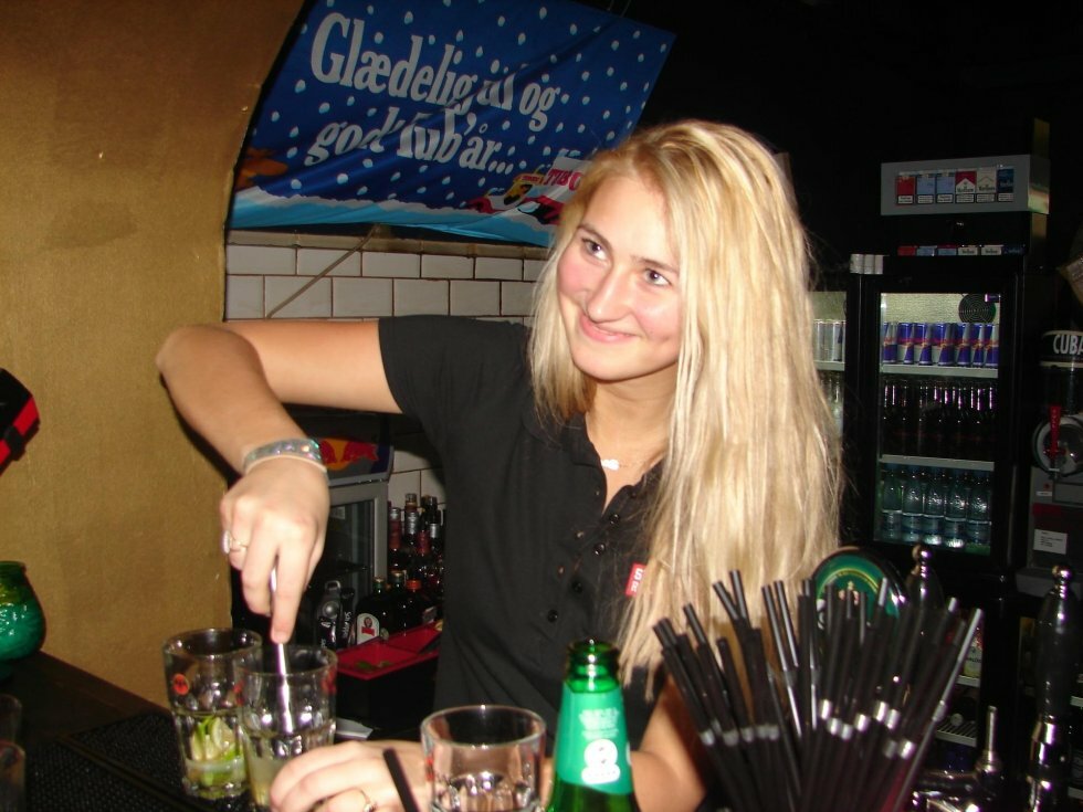 Når man laver en Mojiito, er kunsten at kigge på alt andet end drinken! - Mini Bar København