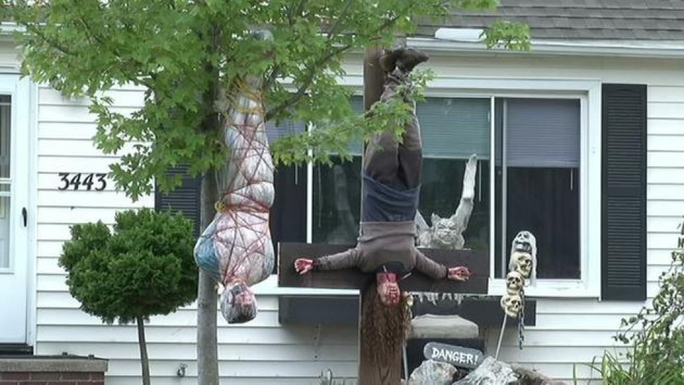 Halloween-pynt i Ohio har skabt røre i lokalsamfundet