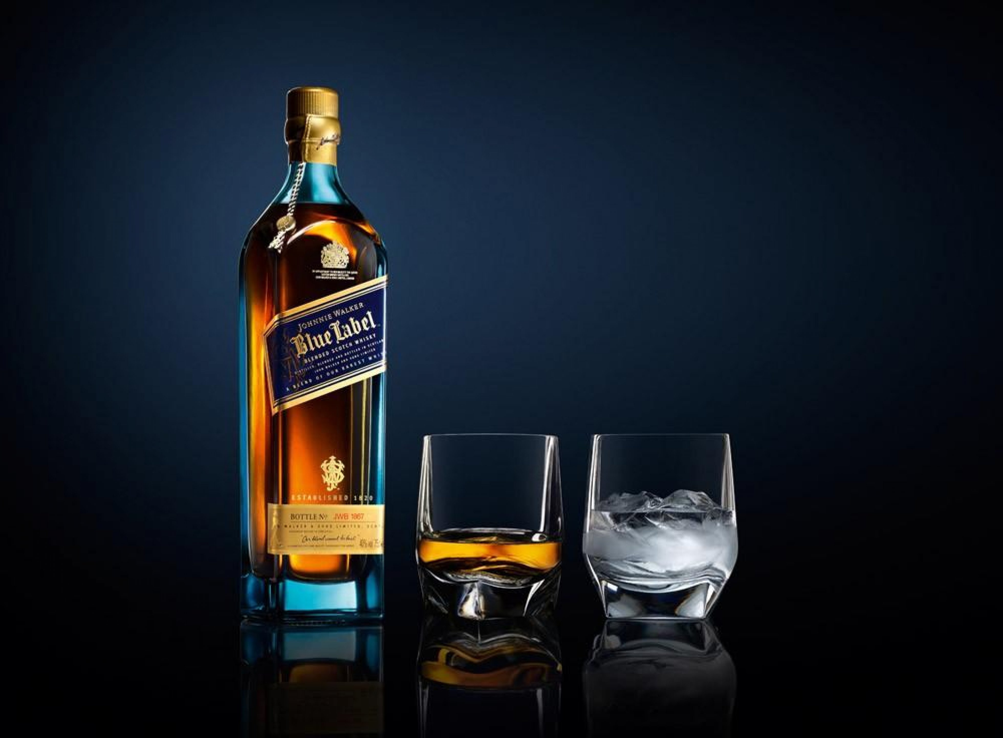 Blue label johnnie. Джонни Уокер Блю лейбл. Виски Johnnie Walker "Блю Label". Scotch Whisky: Johnnie Walker. Бокал Johnnie Walker Blue Label.