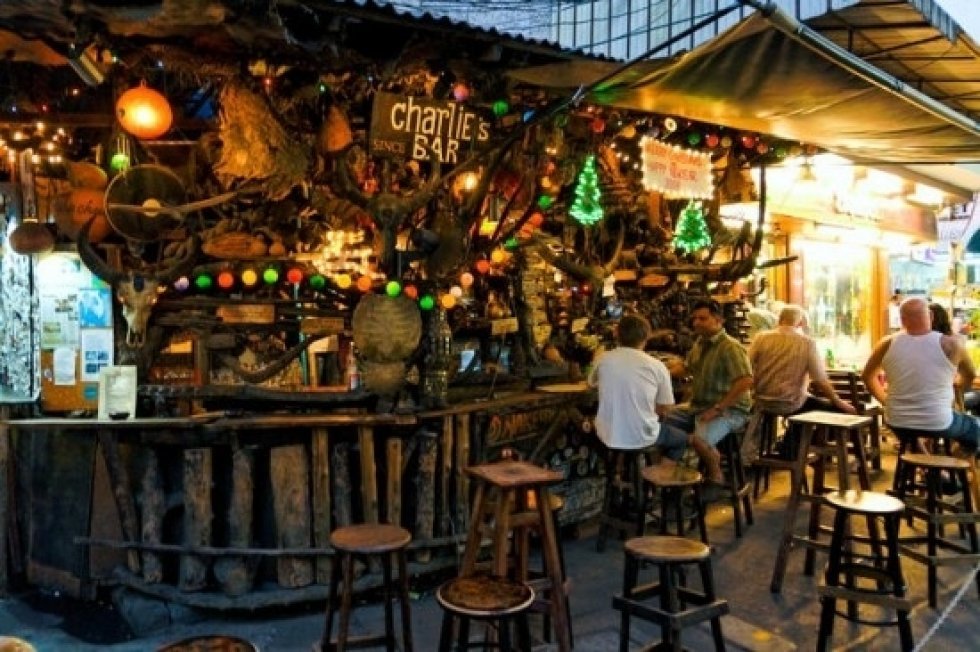 Cheap Charlie's Bar - Sukhumvit Soi 11 - Hvad koster en bytur i... BANGKOK