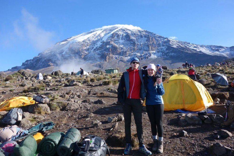 Nikolaj og kæresten Michelle, på vej mod Kilimanjaros top. Foto: Privat - Nikolaj Astrup [Ugens Profil]