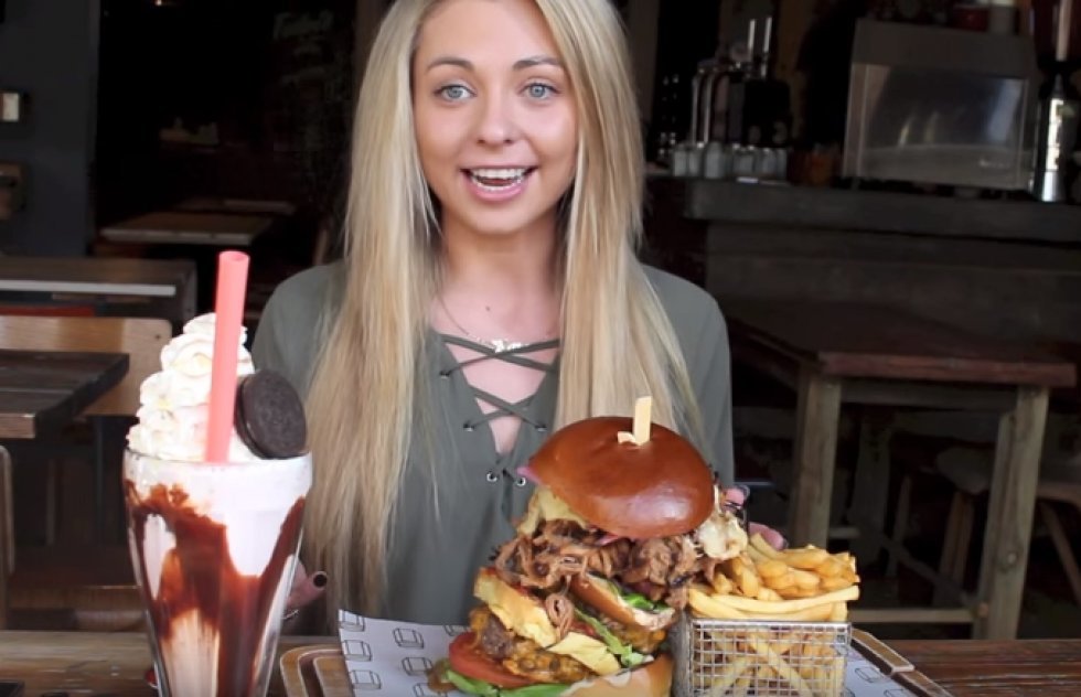 Kate Ovens inhalerer en 800 gram burger på under 10 minutter
