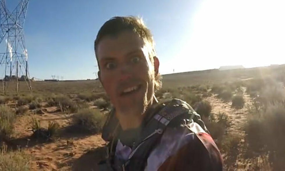 Dude uden løbeerfaring formår at løbe 80 km gennem ørken, mens han drikker øl og spiser Oreos