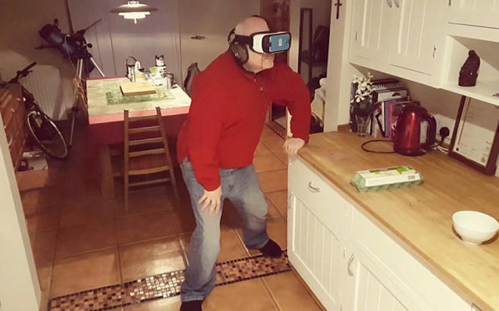Mand prøver virtual reality for første gang
