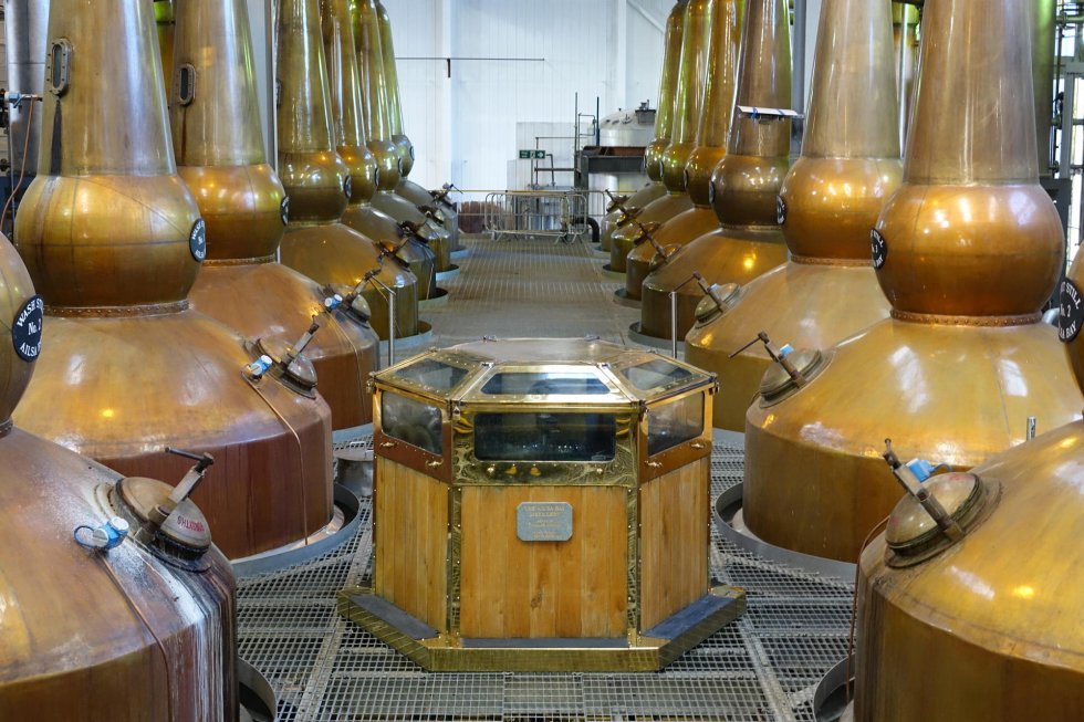 Fuldautomatiseret whiskyproduktion - også i de mange kedler. - Ailsa Bay 