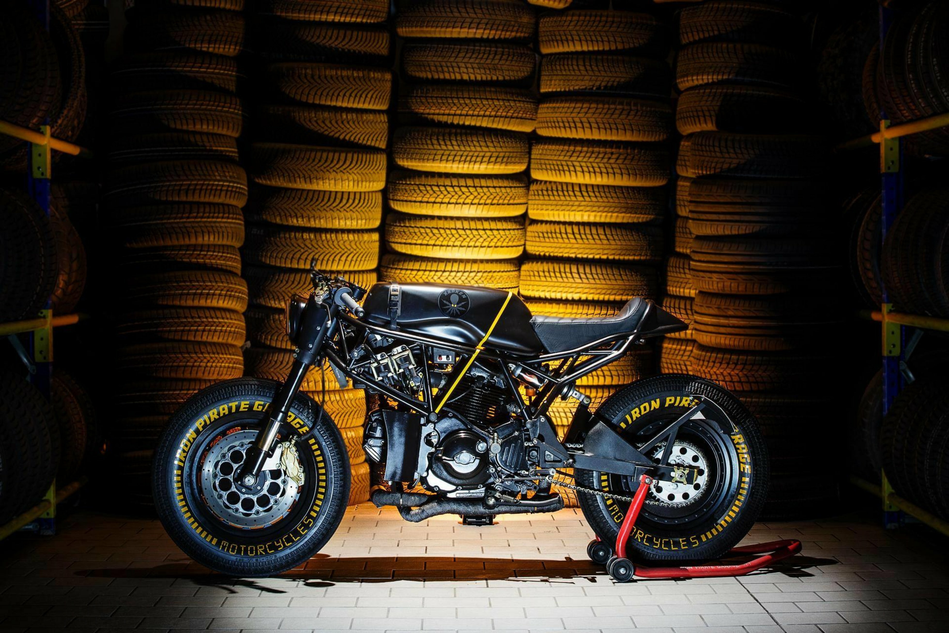 Custom model. Ducati 750ss Custom. Кастом мото мастерская. Кракен мотоцикл. ЗАЗОЦИКЛ кафе рейсер.