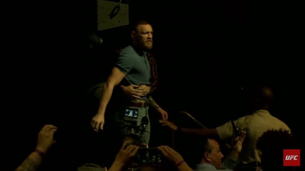 Video: Conor McGregor og Nate Diaz kommer op og toppes til pressekonference.