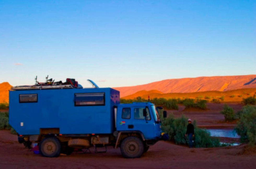 Fyr siger sit job op for at rejse rundt i Afrika i en ombygget lastbil