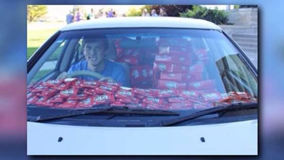 Uheldig fyr får stjålet sin KitKat: Firmaet sender en bilfuld KitKat som trøst
