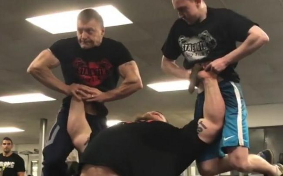 Bodybuilder Eddie Hall bruger sine venner som håndvægte
