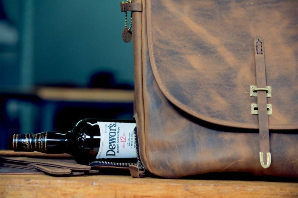 Lædertaske med hemmeligt rum til en flaske whisky