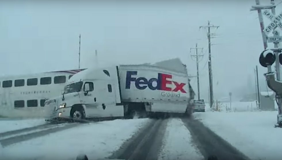 Vanvittig optagelse af FedEx-lastbil torpederet af tog