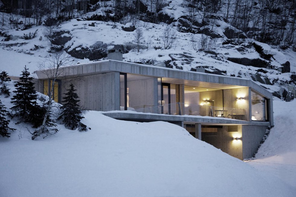Stilsikker betonhytte i de norske fjelde