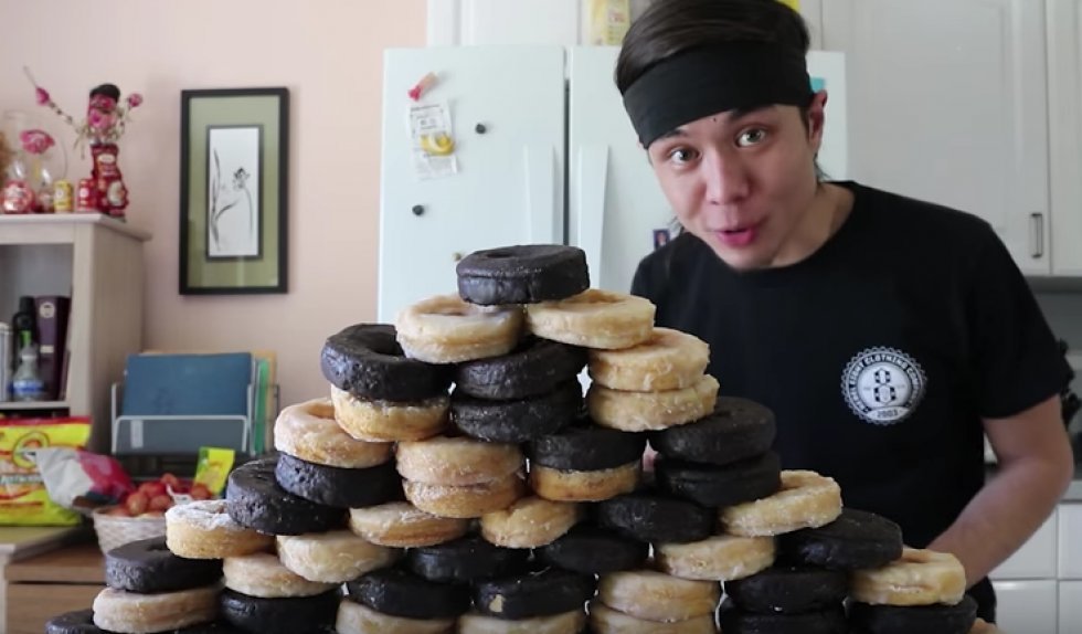 Se fyr spise 50 donuts på under 11 minutter, og du kan være sikker på, din donut-craving forsvinder 