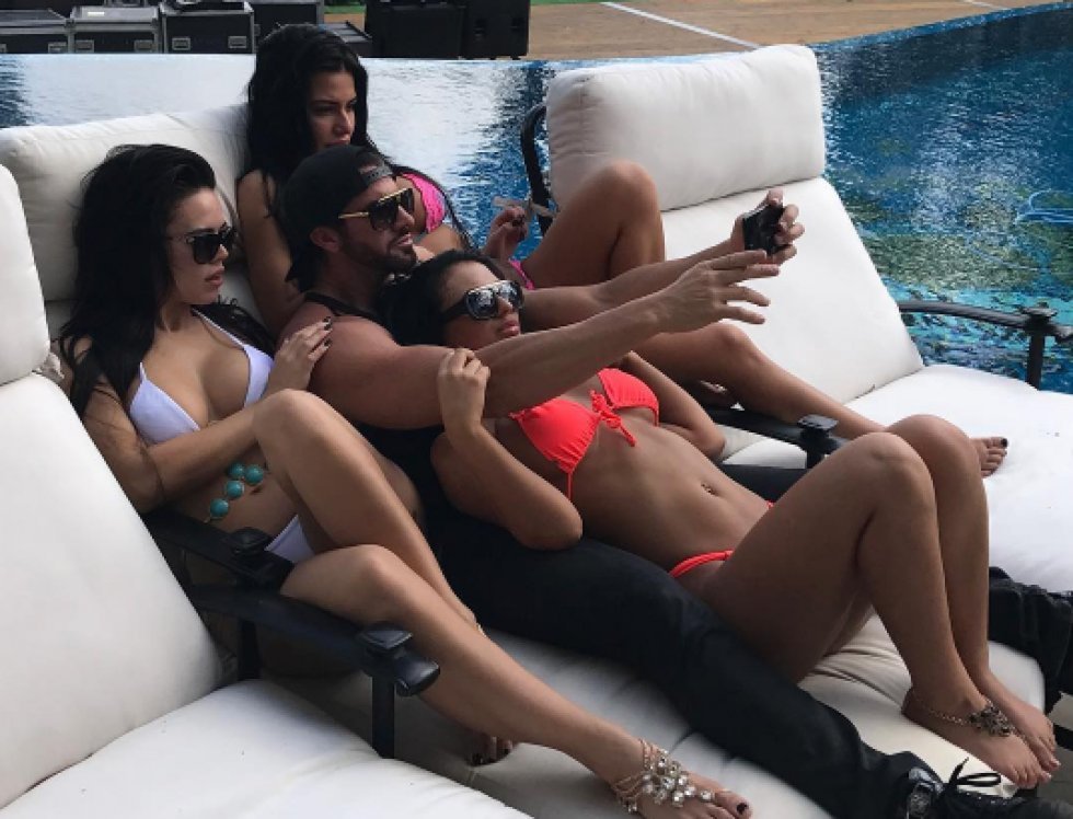 Australiens 'Instagram konge' påstår at han kan sove med fire nye damer hver nat, og at konen er helt okay med det. 