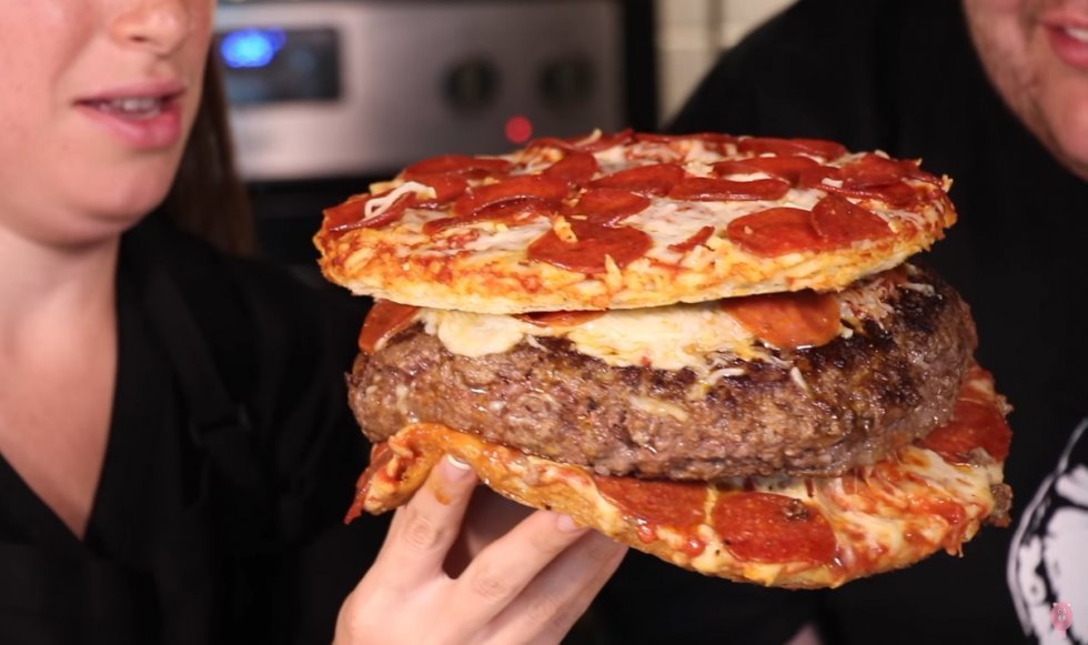 Pizza i burger pakket ind i pizza: Fordi man kan