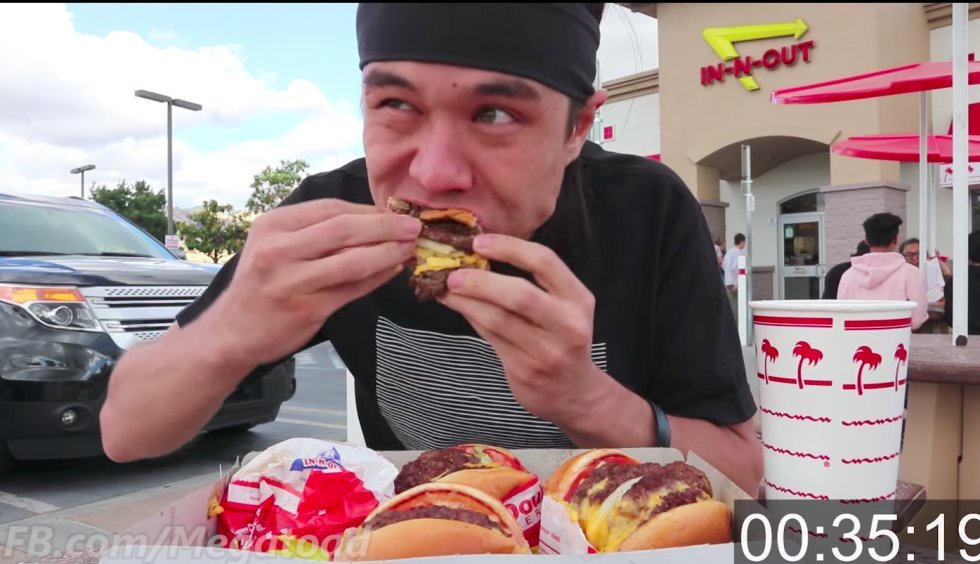 Matt Stonie inhalerer fire burgere med fire bøffer i hver - på under 3 minutter