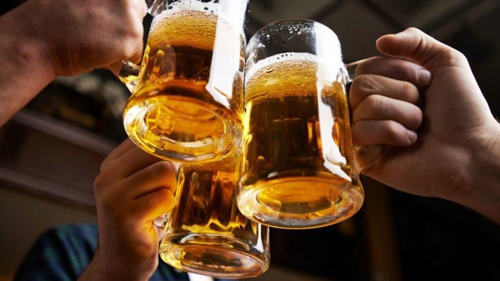 Nyt studie påstår, at folk bliver gladere af at drikke øl