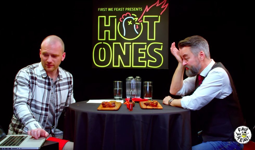 Chili Klaus prøver kræfter med verdens stærkeste hotwings i Hot Ones