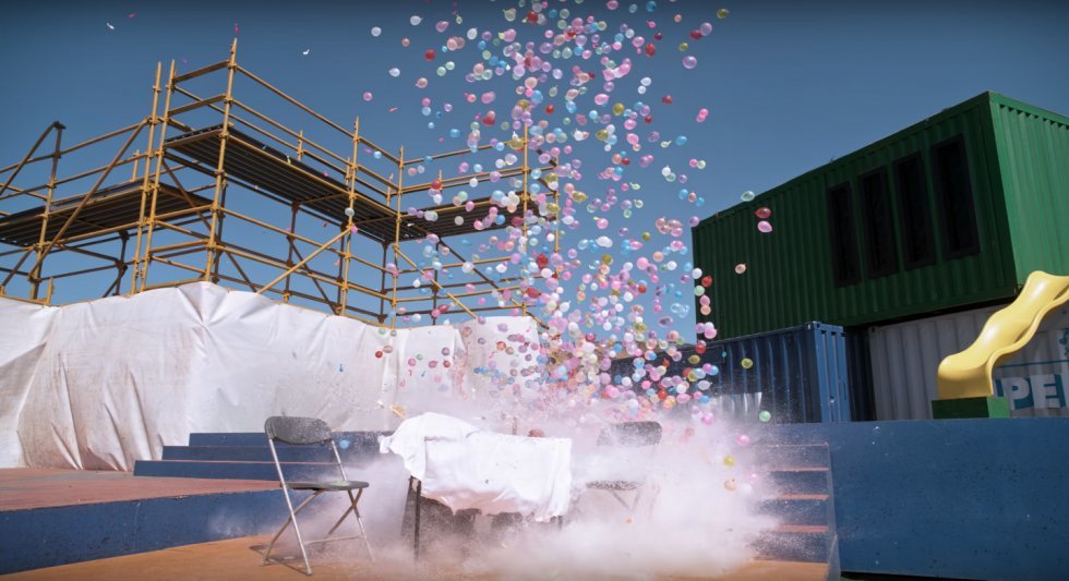 Hvordan ser det ud, når du smider vandballoner fra en kran?