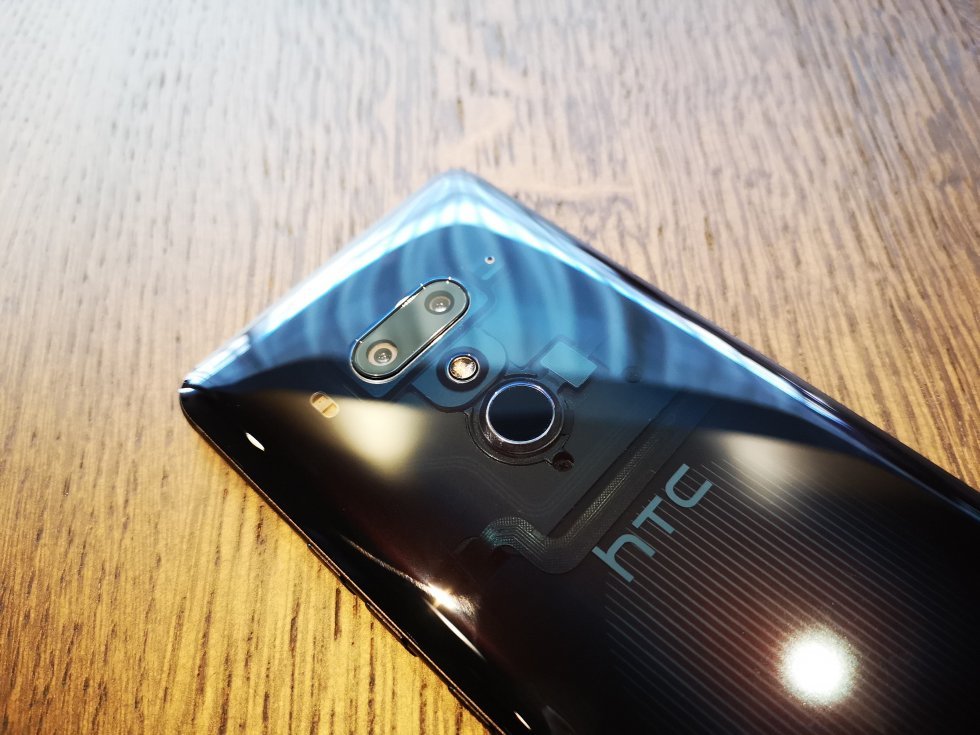 HTC løfter sløret for ny toptelefon med transparent bagside