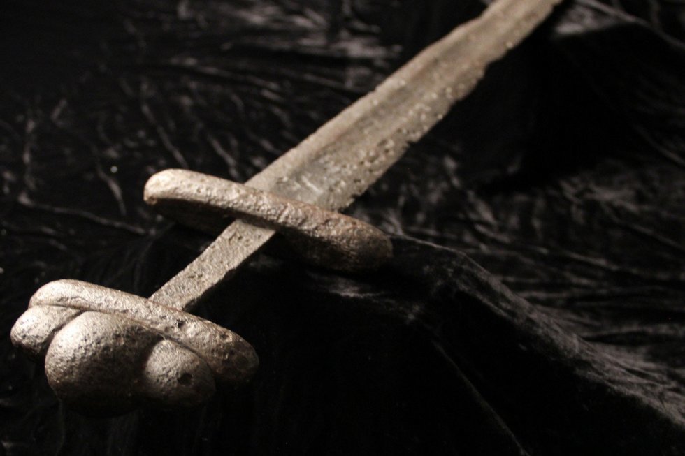 8-årig pige finder 1500 år gammelt sværd fra Jernalderen