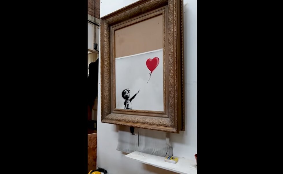 Se hvordan makulatoren i Banksy 'Girl with the balloon' blev installeret
