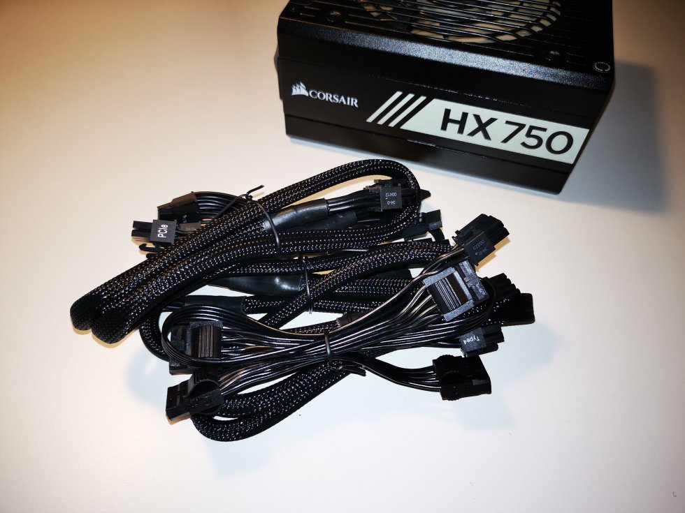 Corsair HX750 med lækre sortpakkede modulære kabler - Sådan vælger du strømforsyning til din PC