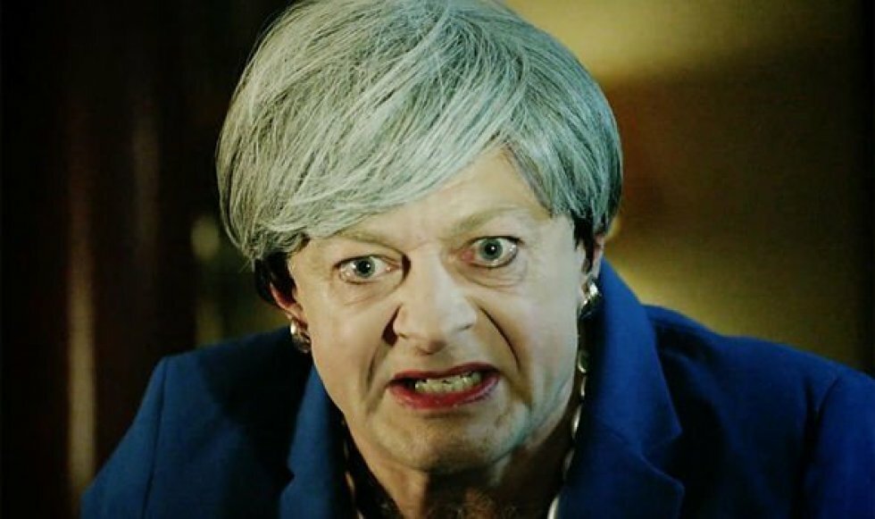 Andy Serkis parodierer Theresa May som Gollum i Brexit-kaos