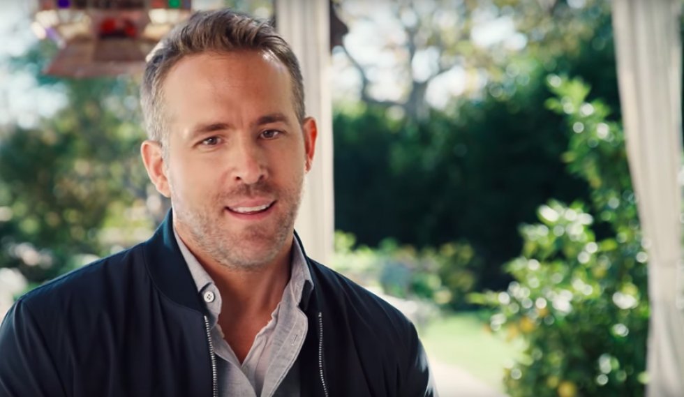 Ryan Reynolds tager pis på sin egen gin i årets sjoveste reklame