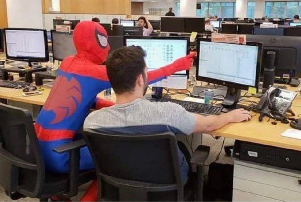 Mand dukker op forklædt som Spider-man på sin sidste arbejdsdag, og ingen ved helt hvorfor 