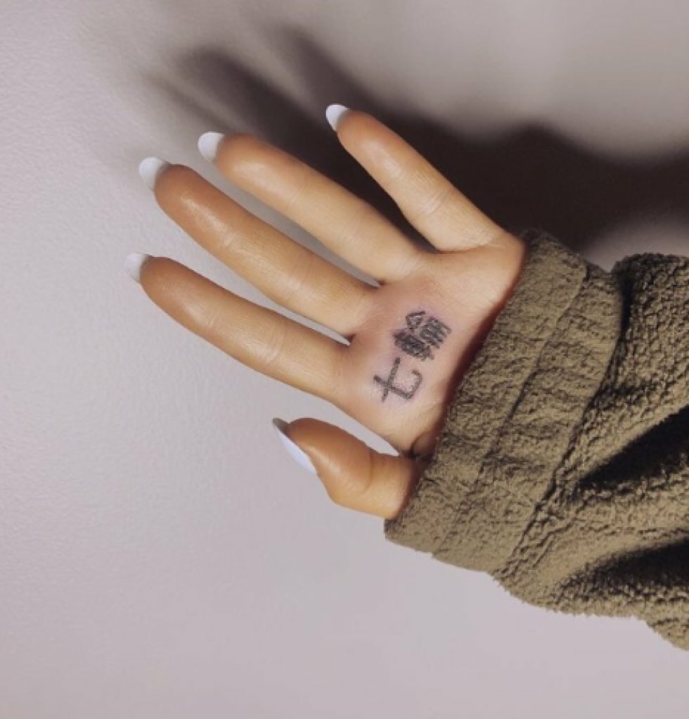 Ariana Grandes '7 Rings'-tattoo betyder i virkeligheden 'Transportabel Grill' på japansk
