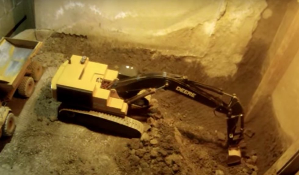 Legende har brugt 14 år på at udgrave sin kælder med en RC-gravemaskine