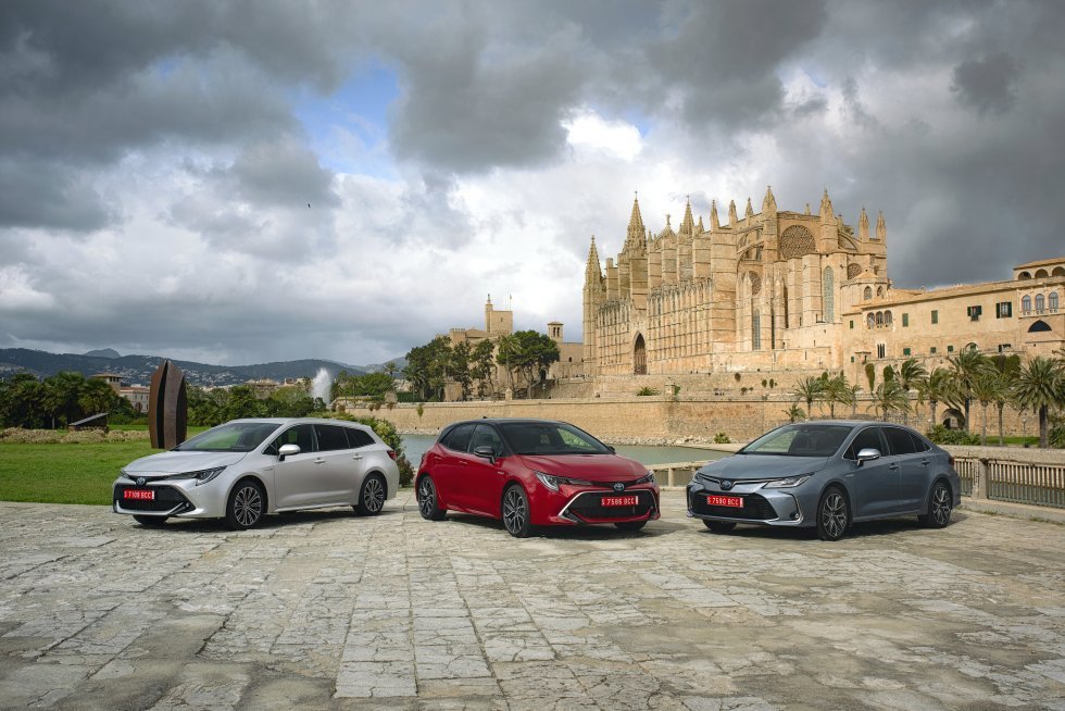 Fra venstre: Touring Sports, Hatchback og Sedan - Genfødt og testkørt: Toyota Corolla - Et navn, to vidt forskellige modeller