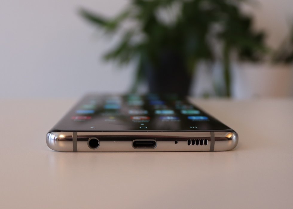Samsung holder stædigt fast i mini-jack - Samsung Galaxy S10+ [Test]