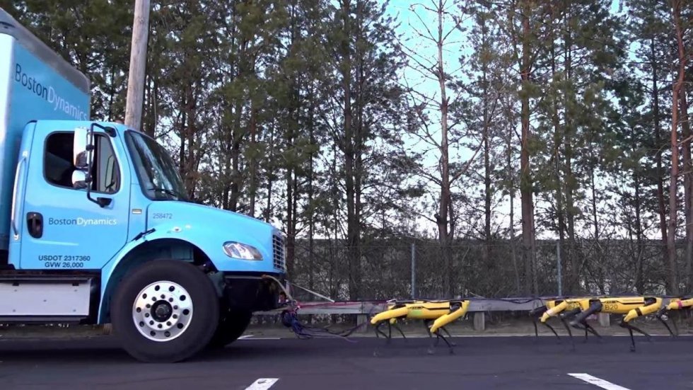 Boston Dynamics robotten spotmini trækker lastbiler [Video]