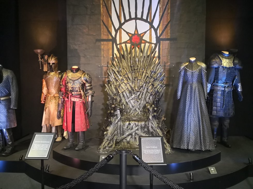Originale kostumer fra blandt andre Joffrey Baratheon. - Turen går til Nordirland: I fodsporene på Game of Thrones