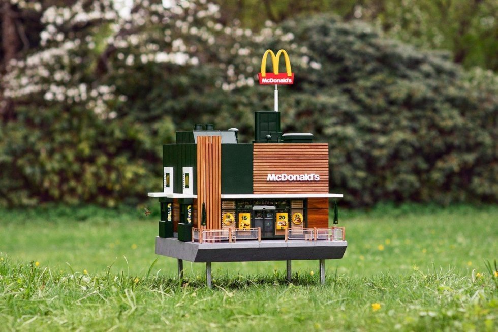 Svenskerne har bygget verdens mindste McDonald's - til bier!