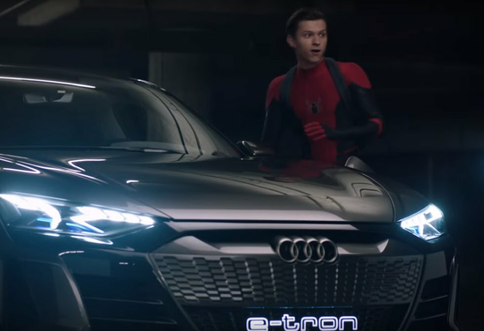 Tom Holland hopper i Spider-Man dragten for Audi
