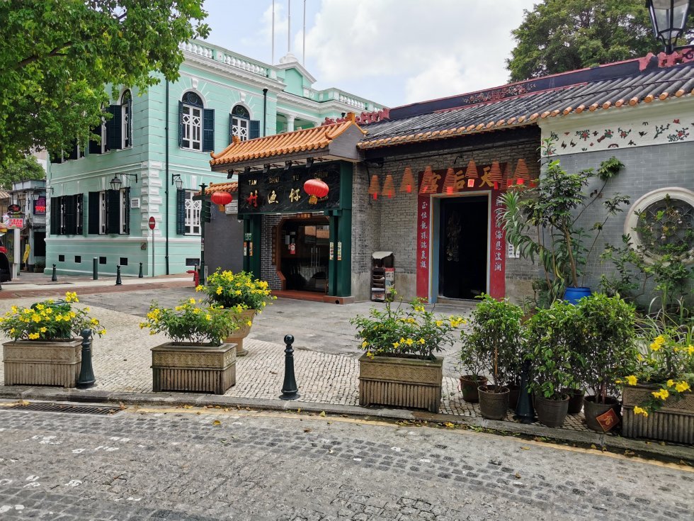 Til venstre det gamle portugisiske borgmensterkontor - til højre: Taoist tempel - Turen går til: Macao