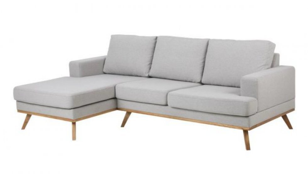 Billede: Nord 2-personerns sofa med chaiselong i venstre side, lysegråd og ben i egebejdset lak, 5.119,00 kr.  - Fem måder at opgradere din stue på 