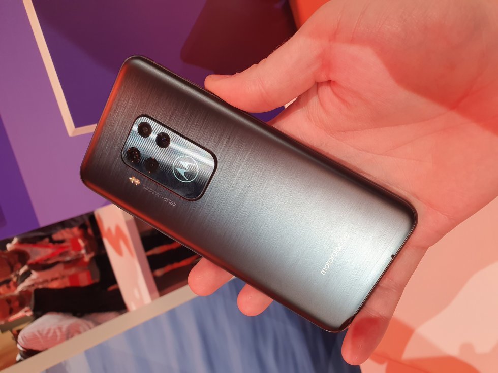 Motorola afslører quad-cam mobil til halvdelen af prisen